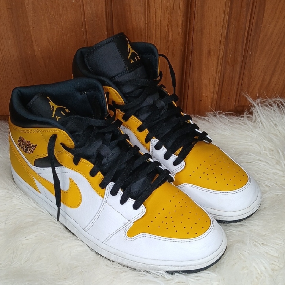 Nike Mid-Top Sneakers in Yellow/White/Black